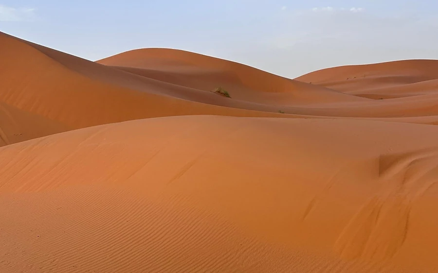 Eine Lehmkasbah aus Türmen und Mauern über einem Flusstal