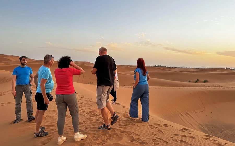 Ein Privatzelt mit eigenem Eingang, das abseits in einem Sahara-Wüstencamp steht